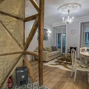 Lovelystay - Vintage Flat Near Santa Justa Elevator! Lisboa